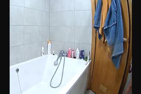 Se muestra duchandose 2