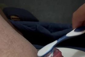 Steven met tandpasta op zijn eikel