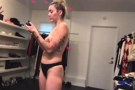 MILEY BACKSTAGE NUDE