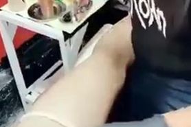 Salope a les jambes ecartees face au tatoueur