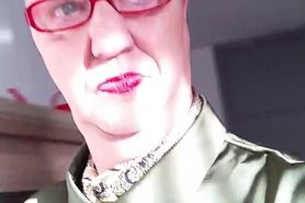 Trav Renate rukt zich voor het raam af in haar groene b