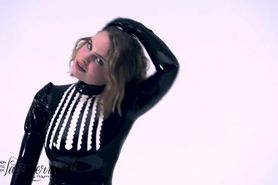 Hermione Jones Latexperiment Posing