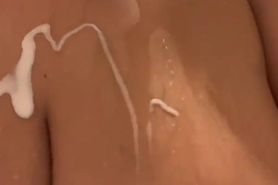 Carmen Sandi se da una ducha